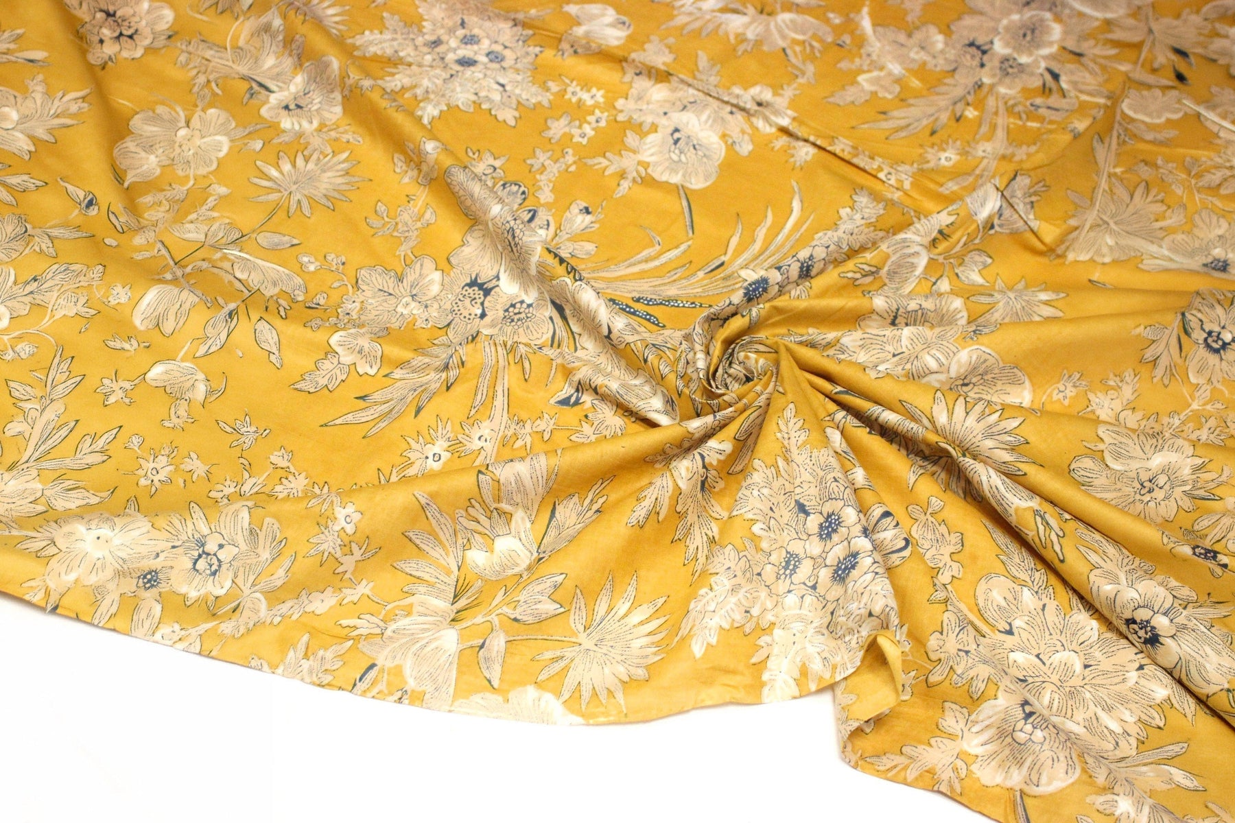 Quand les Indiennes illuminent vos créations : l'élégance du jaune safran et des fleurs écrues et bleues - tissuspipi.com