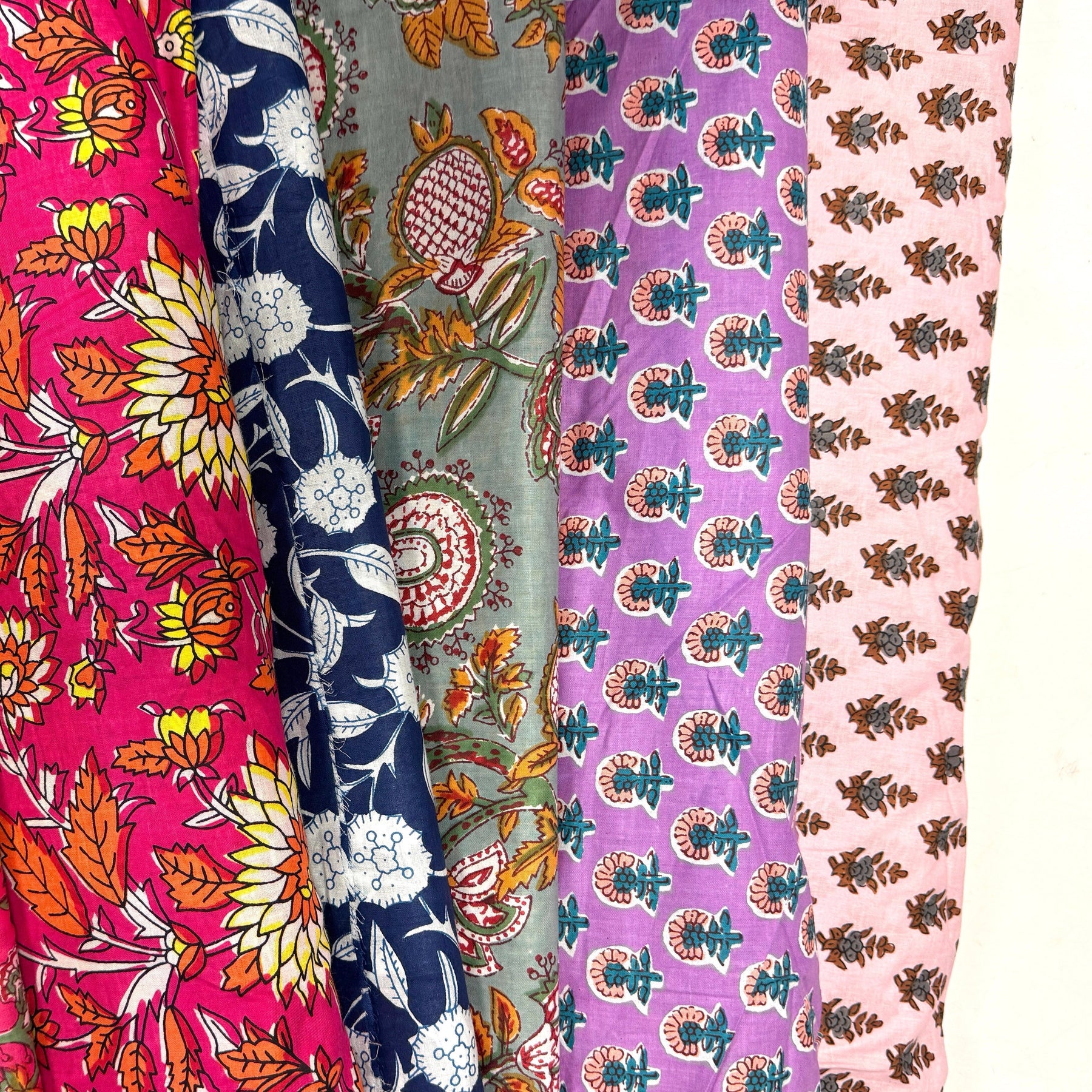 Les Indiennes : histoire, motifs et renaissance d’un tissu emblématique - tissuspipi.com