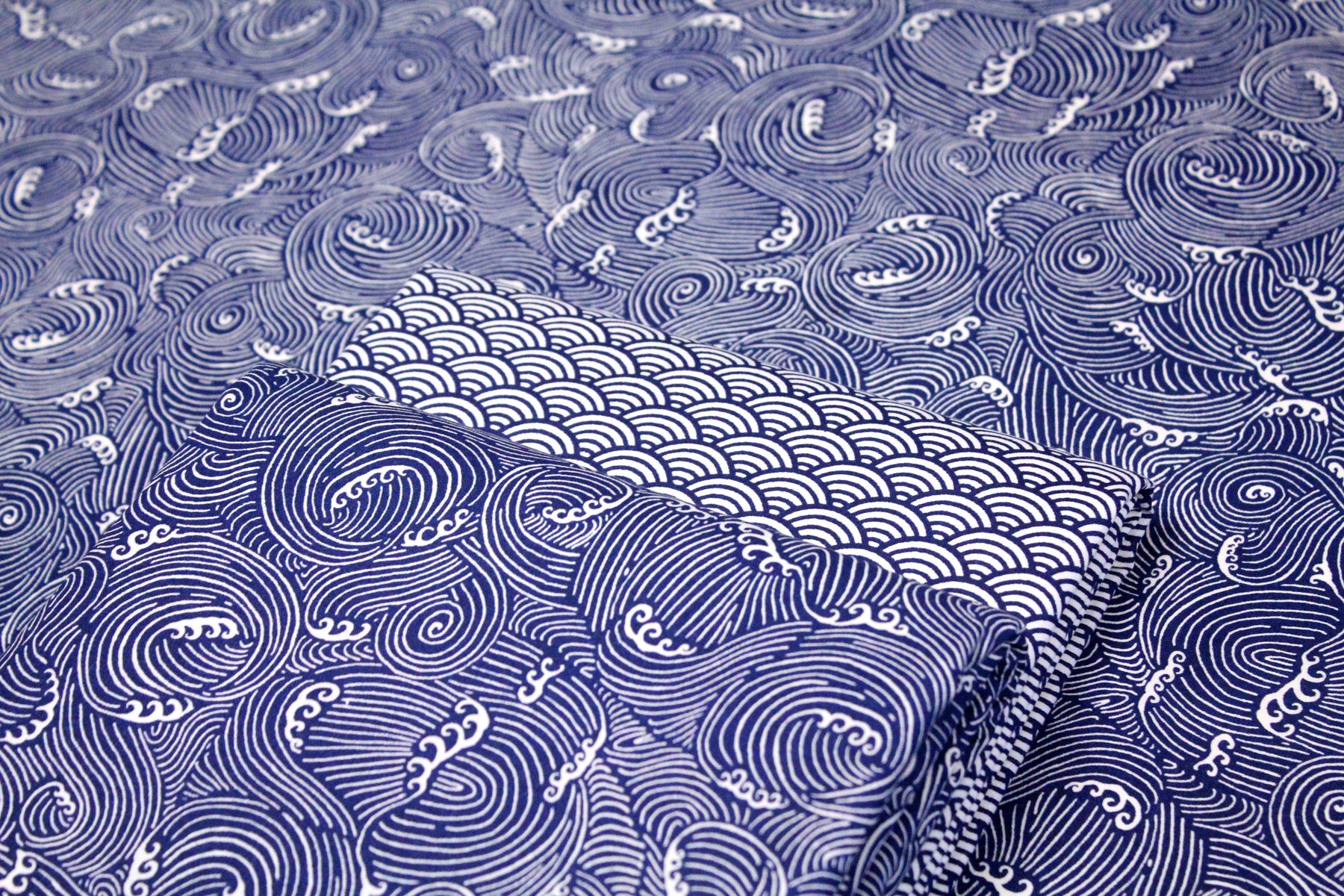 Dans la vague bleue des vagues japonaises - tissuspipi.com