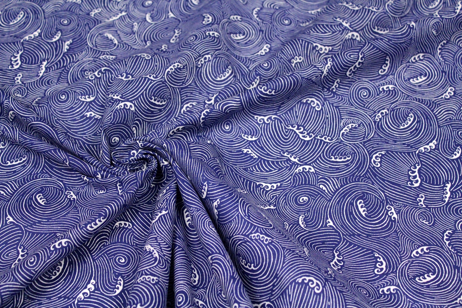 Quand la grande vague de Kanagawa du peintre Hokusai inspire nos tissus aux vagues japonaises - tissuspipi.com