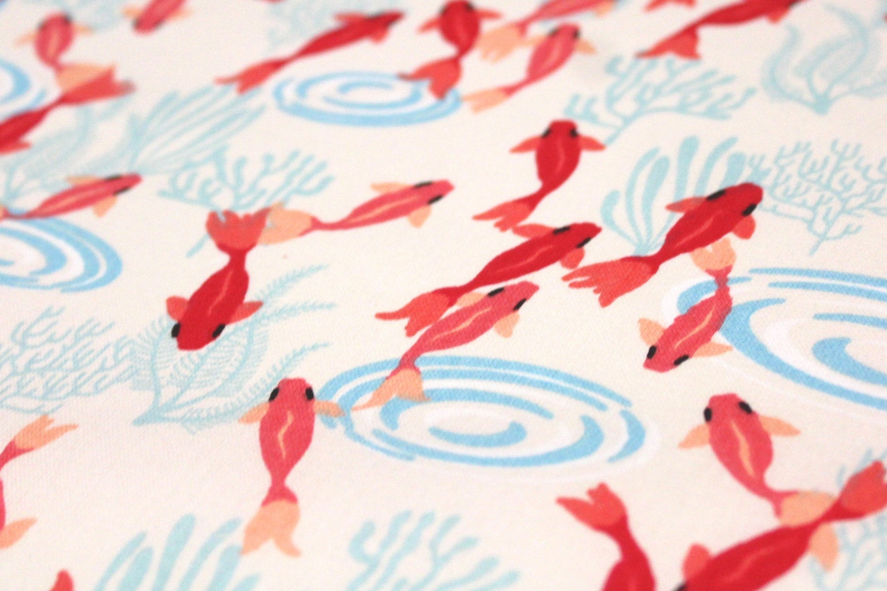 Tissus japonais aux poissons koï : dans la plus pure tradition japonaise - tissuspipi.com