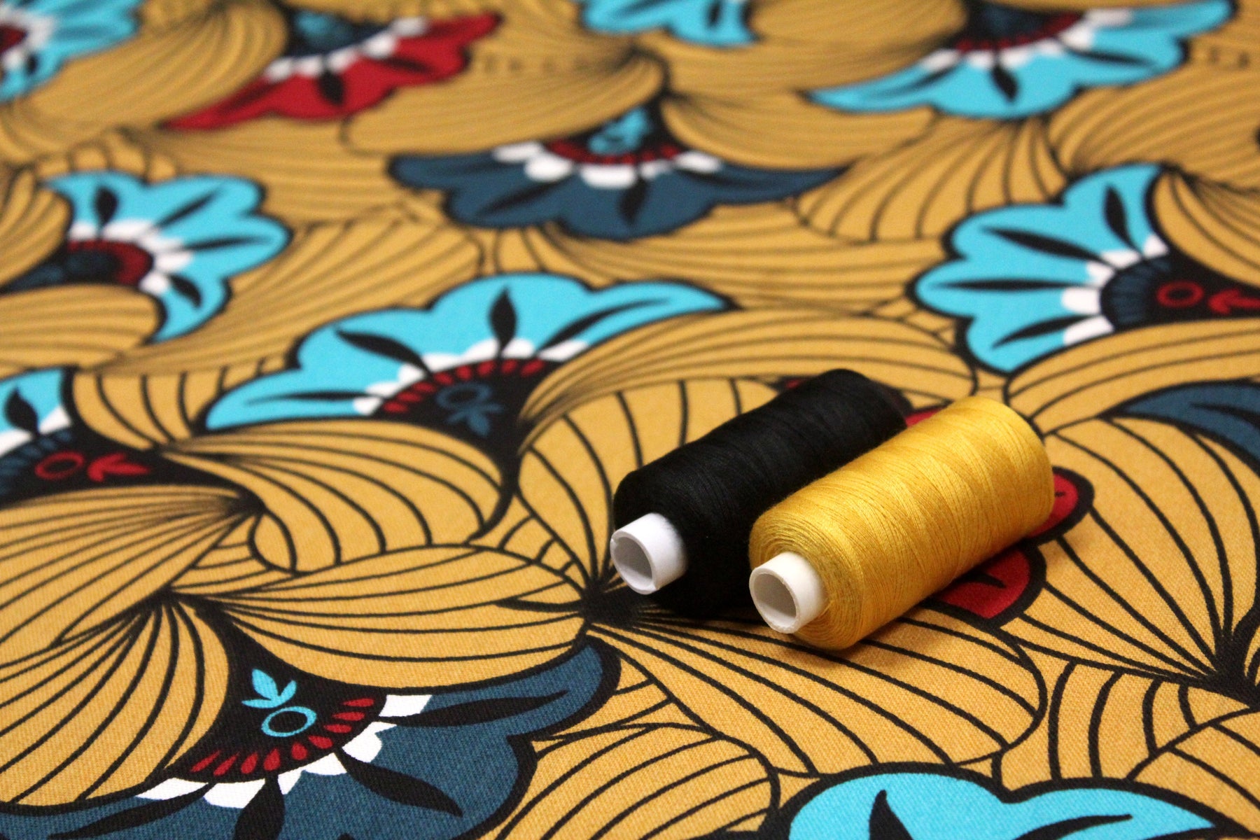 Quelle couleur de fil utiliser pour coudre un tissu ? - tissuspipi.com