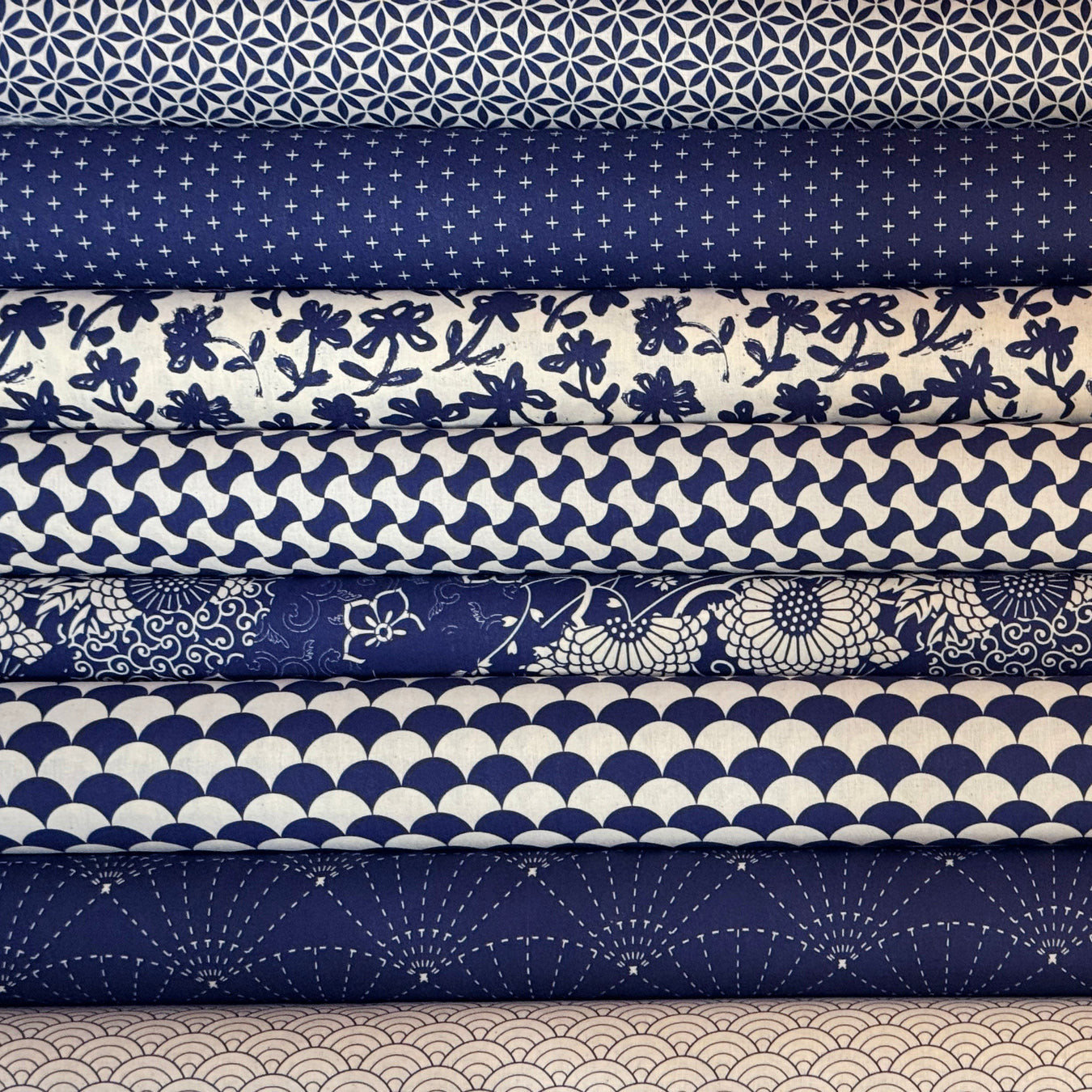 Tissus japonais traditionnels aux motifs bleus – tissuspipi.com