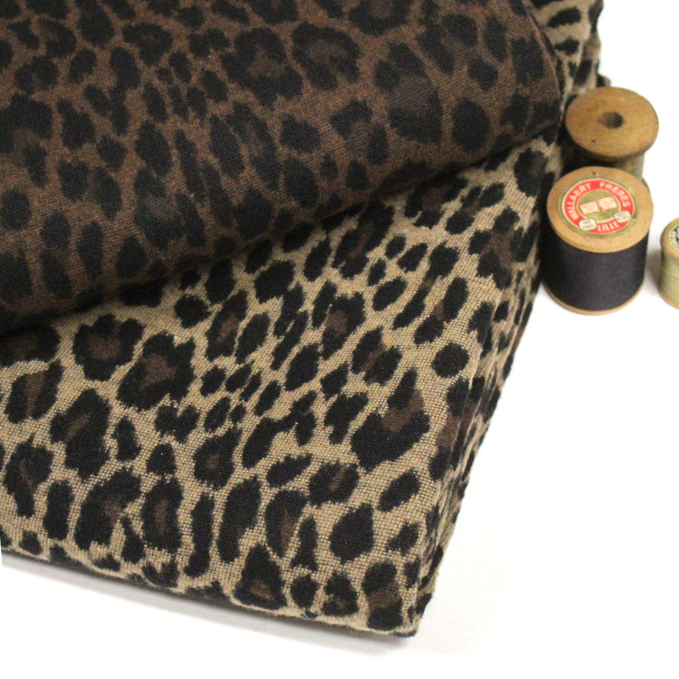 Collection des tissus et mercerie motif Léopard - tissuspipi.com