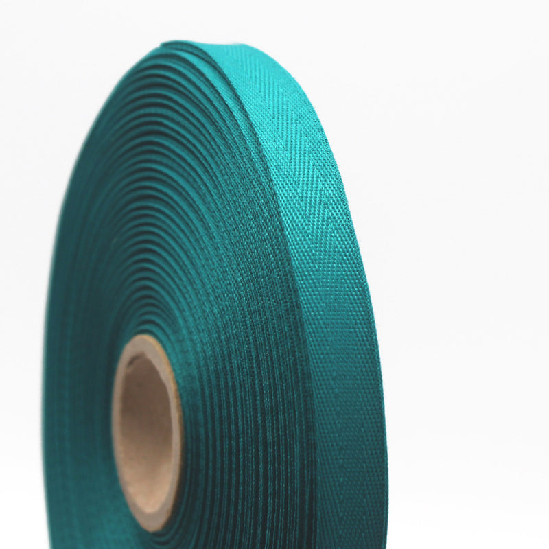 Ruban de sergé vert paon 10mm - Galette de 50 mètres - Fabrication française - tissuspipi.com