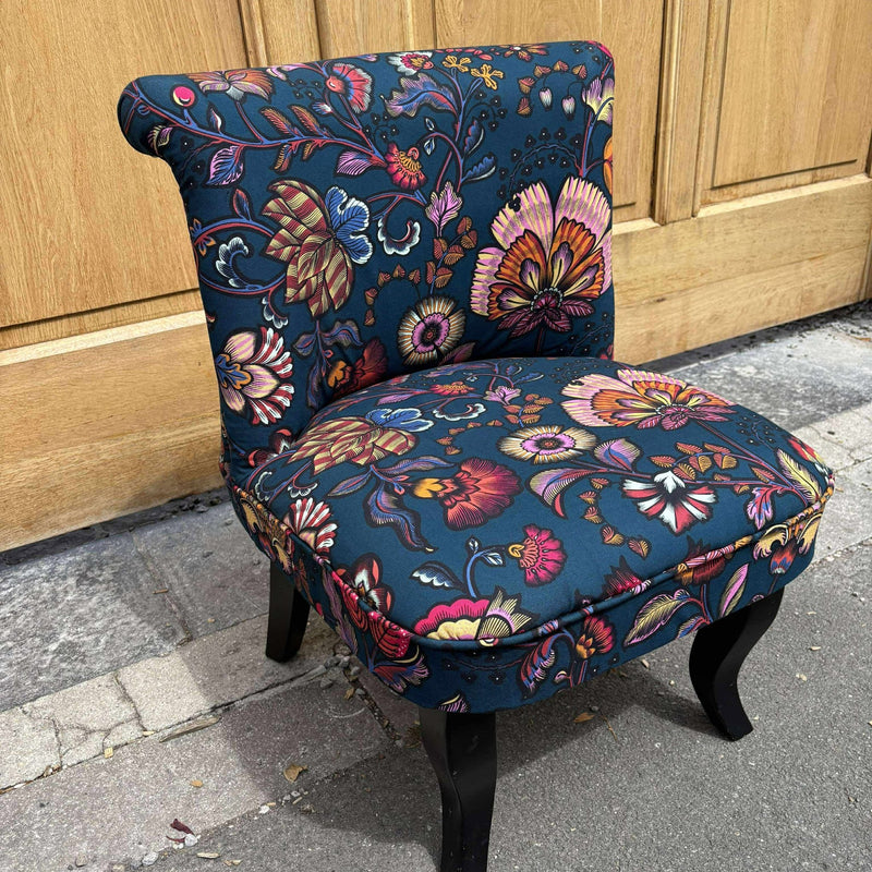 Tissu demi natté INDIENNES fleuri 100% coton, fond bleu pétrole - Collection Thevenon - tissuspipi.com