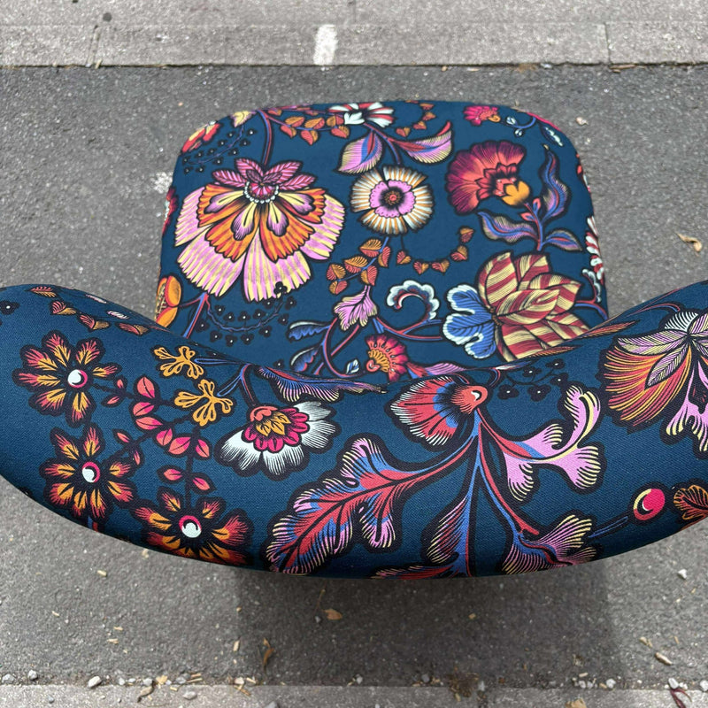 Tissu demi natté INDIENNES fleuri 100% coton, fond bleu pétrole - Collection Thevenon - tissuspipi.com