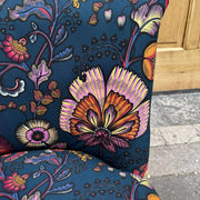 Tissu demi natté INDIENNES fleuri 100% coton, fond bleu pétrole - Collection Thevenon - tissuspipi.com