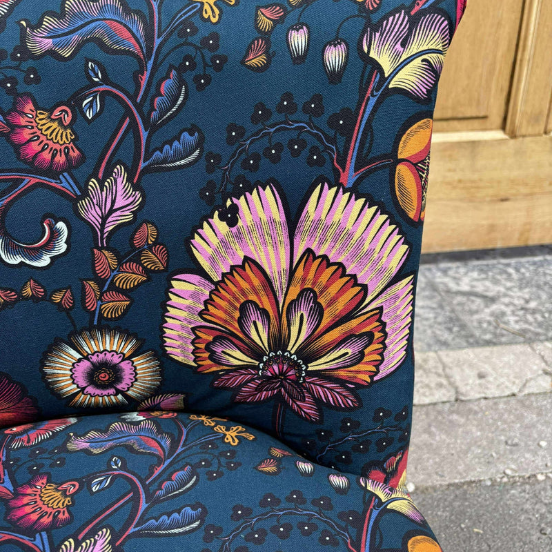Tissu demi natté INDIENNES fleuri 100% coton, fond bleu pétrole - Collection Thevenon - tissuspipi.com