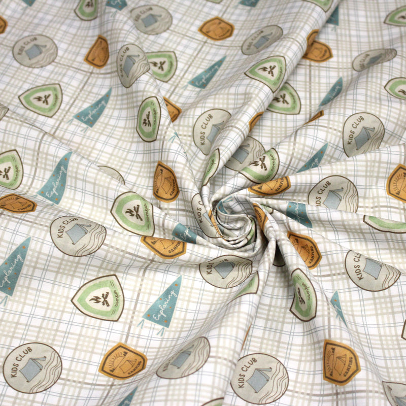 Tissu cotonnade blanc, écussons KIDS CLUB & CAMPING - OEKO - TEX - tissuspipi.com