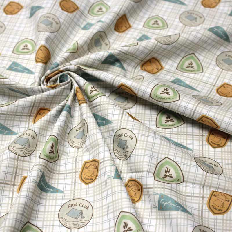 Tissu cotonnade blanc, écussons KIDS CLUB & CAMPING - OEKO - TEX - tissuspipi.com