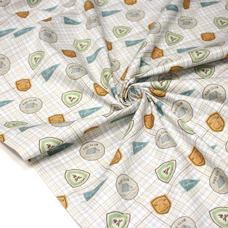 Tissu cotonnade blanc, écussons KIDS CLUB & CAMPING - OEKO - TEX - tissuspipi.com