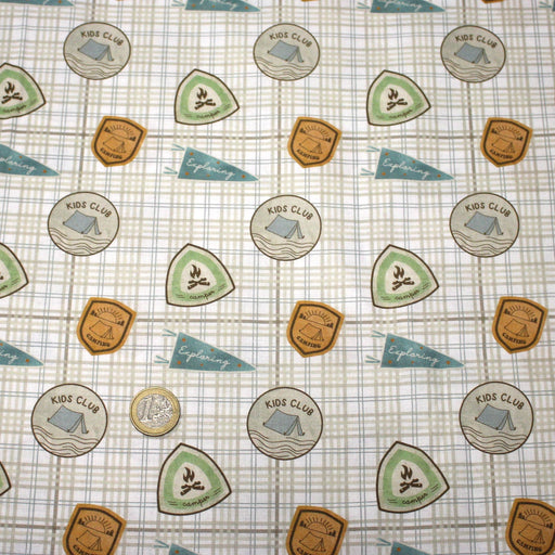 Tissu cotonnade blanc, écussons KIDS CLUB & CAMPING - OEKO - TEX - tissuspipi.com