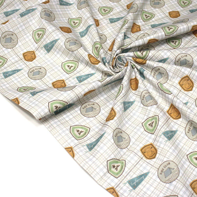 Tissu cotonnade blanc, écussons KIDS CLUB & CAMPING - OEKO - TEX - tissuspipi.com