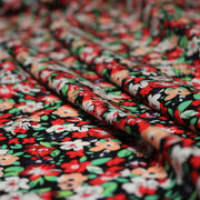 Tissu Viscose fluide fleuri rouge blanc vert et corail - tissuspipi.com