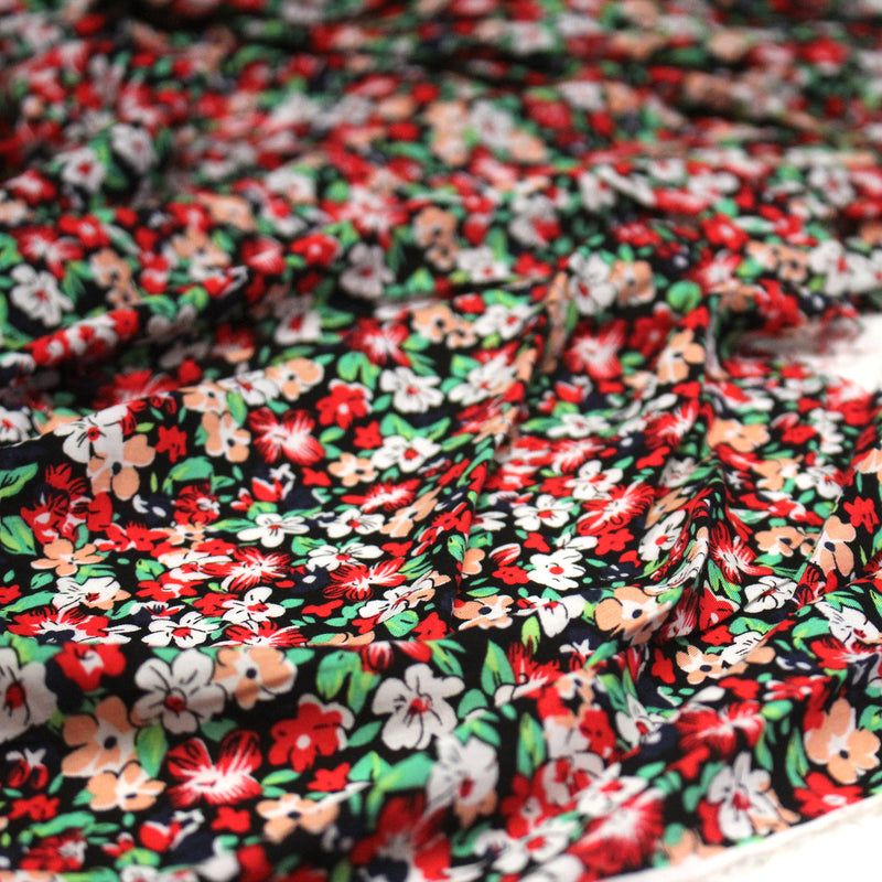 Tissu Viscose fluide fleuri rouge blanc vert et corail - tissuspipi.com