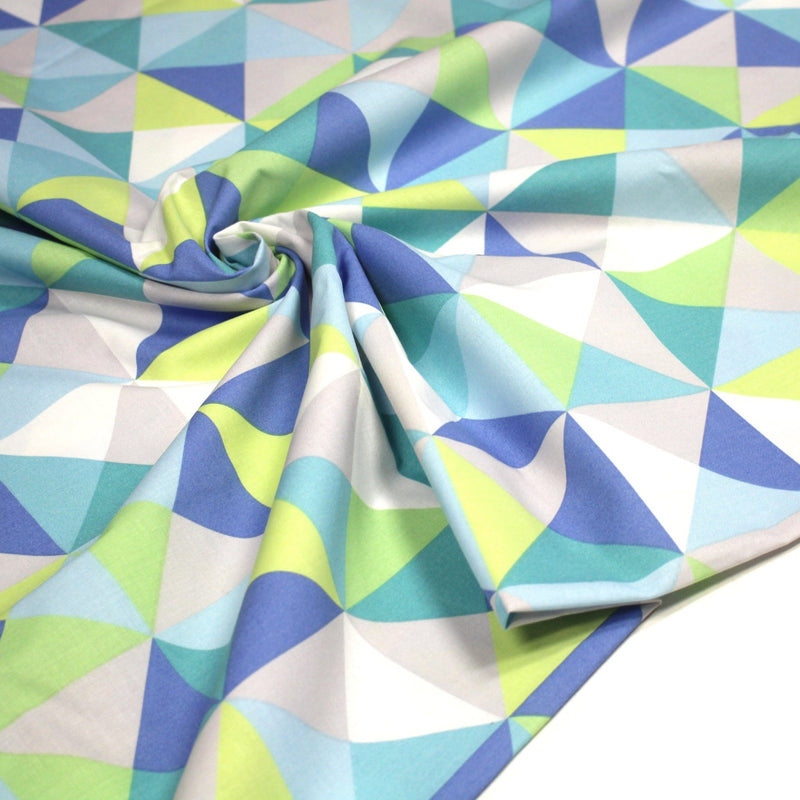 Tissu cotonnade aux triangles scandinaves verts et bleus - tissuspipi.com