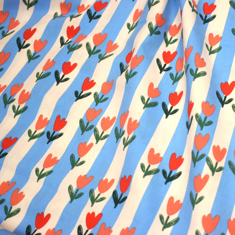 Tissu cotonnade Rayures blanc cassé et bleues aux tulipes roses et rouges - OEKO - TEX STANDARD 100 - tissuspipi.com