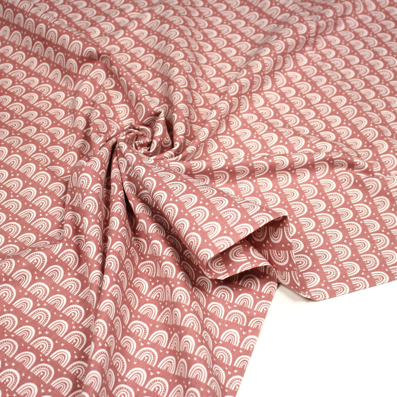 Tissu popeline coton rose indien aux arcs en ciel dessinés blancs - tissuspipi.com