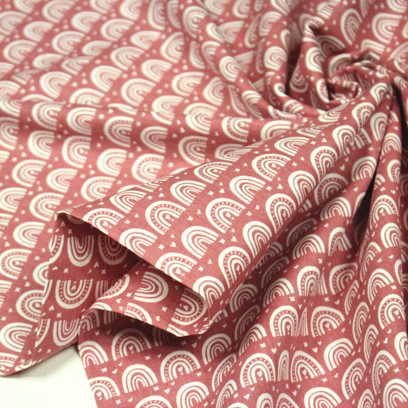 Tissu popeline coton rose indien aux arcs en ciel dessinés blancs - tissuspipi.com