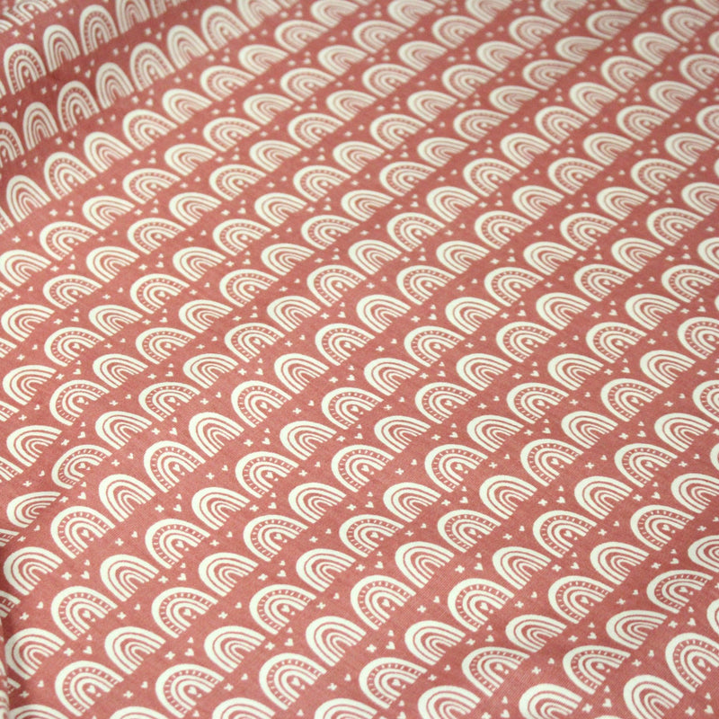 Tissu popeline coton rose indien aux arcs en ciel dessinés blancs - tissuspipi.com