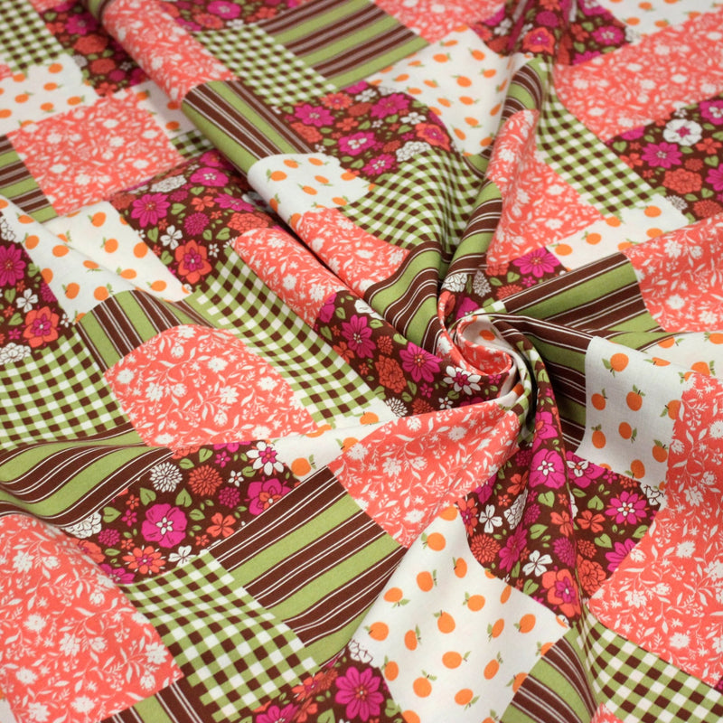 Tissu cotonnade motif patchwork imprimé floral et multicolore, tons roses, verts marrons, écrus - OEKO - TEX STANDARD 100 - tissuspipi.com