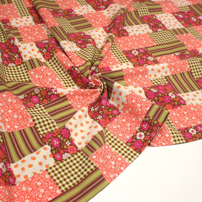 Tissu cotonnade motif patchwork imprimé floral et multicolore, tons roses, verts marrons, écrus - OEKO - TEX STANDARD 100 - tissuspipi.com