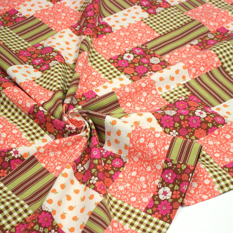 Tissu cotonnade motif patchwork imprimé floral et multicolore, tons roses, verts marrons, écrus - OEKO - TEX STANDARD 100 - tissuspipi.com