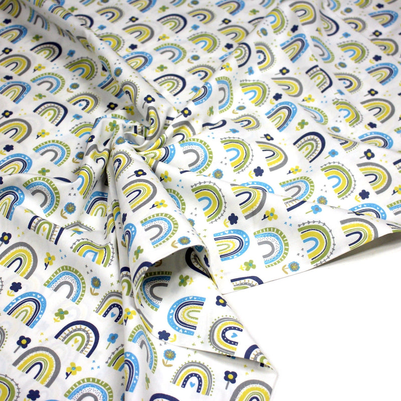 Tissu popeline coton blanc aux arcs en ciel verts bleus et jaunes - tissuspipi.com