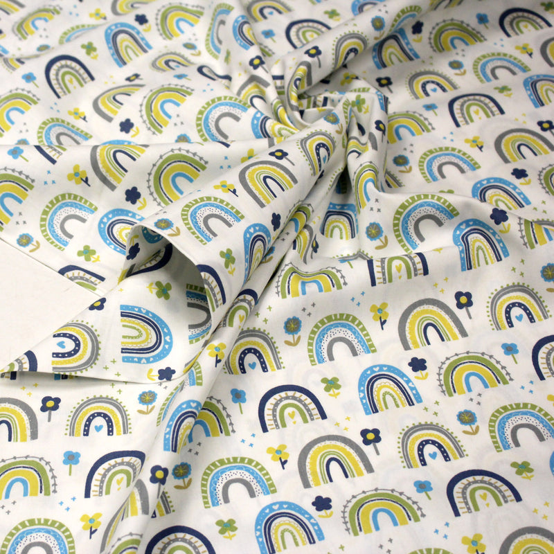 Tissu popeline coton blanc aux arcs en ciel verts bleus et jaunes - tissuspipi.com