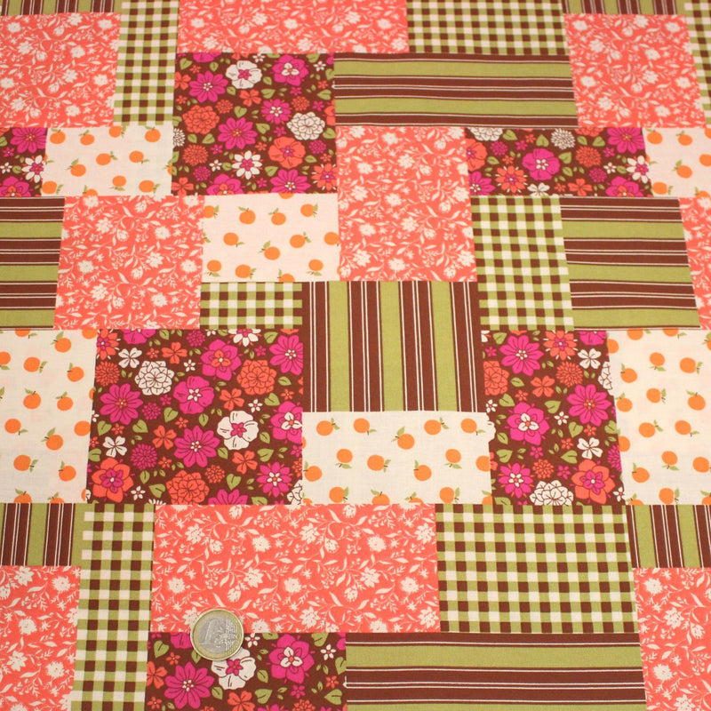 Tissu cotonnade motif patchwork imprimé floral et multicolore, tons roses, verts marrons, écrus - OEKO - TEX STANDARD 100 - tissuspipi.com