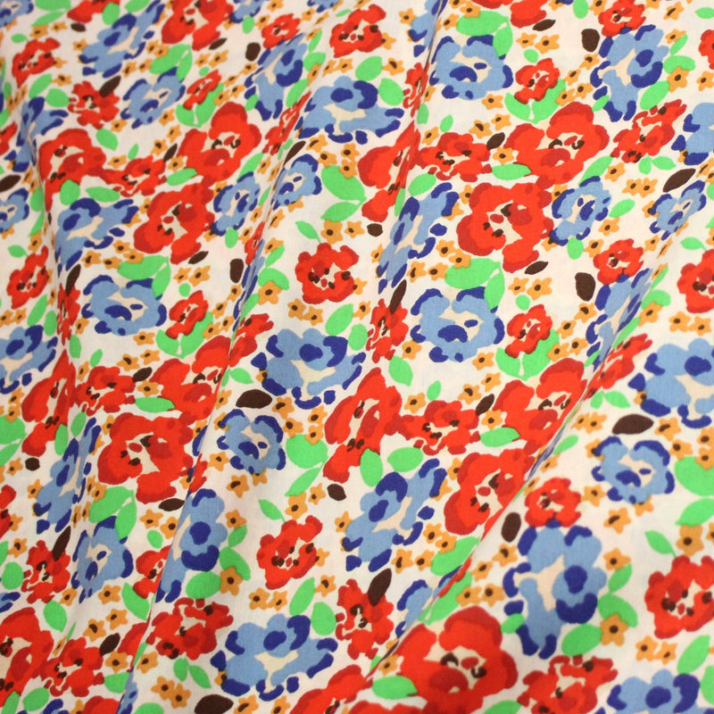 Tissu cotonnade aux fleurs graphiques rouges, bleues, vertes, fond écru - OEKO - TEX STANDARD 100 - tissuspipi.com