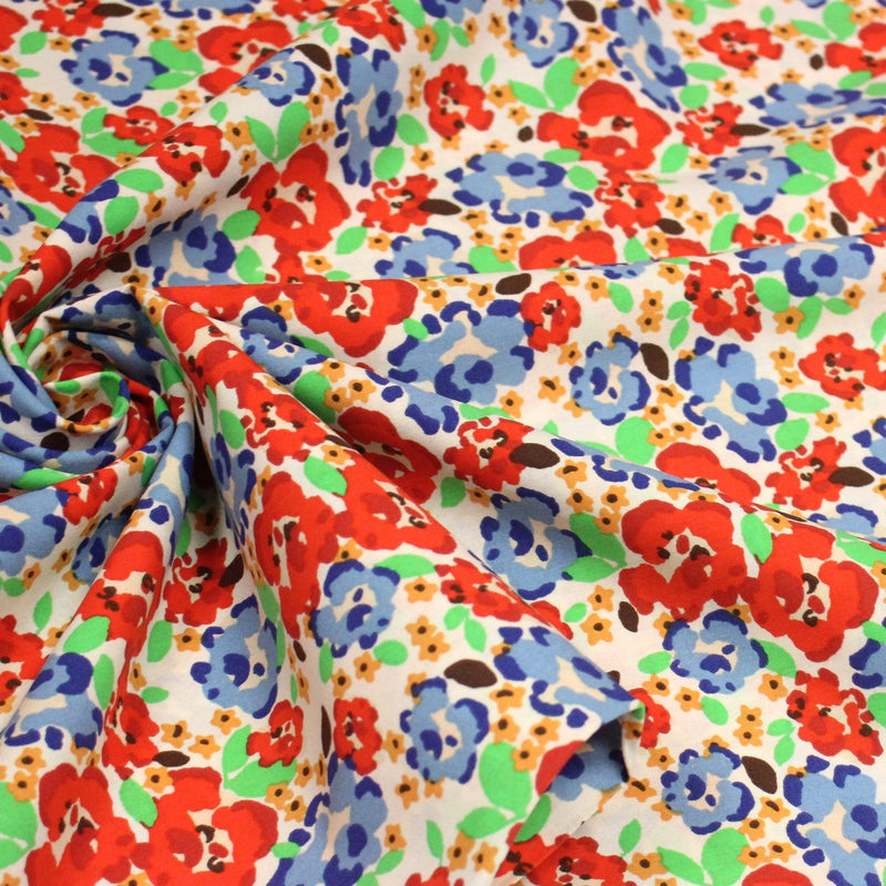 Tissu cotonnade aux fleurs graphiques rouges, bleues, vertes, fond écru - OEKO - TEX STANDARD 100 - tissuspipi.com