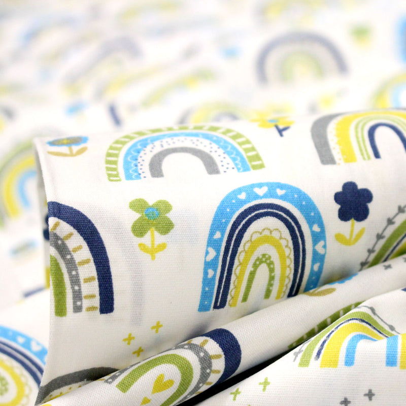 Tissu popeline coton blanc aux arcs en ciel verts bleus et jaunes - tissuspipi.com