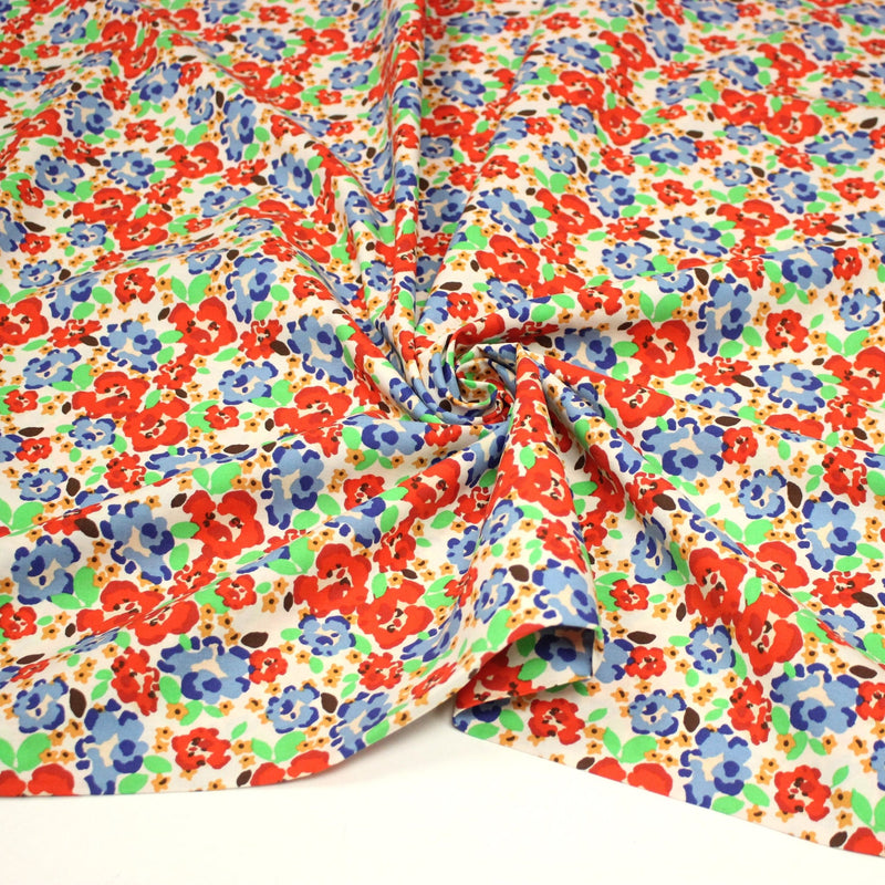 Tissu cotonnade aux fleurs graphiques rouges, bleues, vertes, fond écru - OEKO - TEX STANDARD 100 - tissuspipi.com