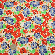 Tissu cotonnade aux fleurs graphiques rouges, bleues, vertes, fond écru - OEKO - TEX STANDARD 100 - tissuspipi.com