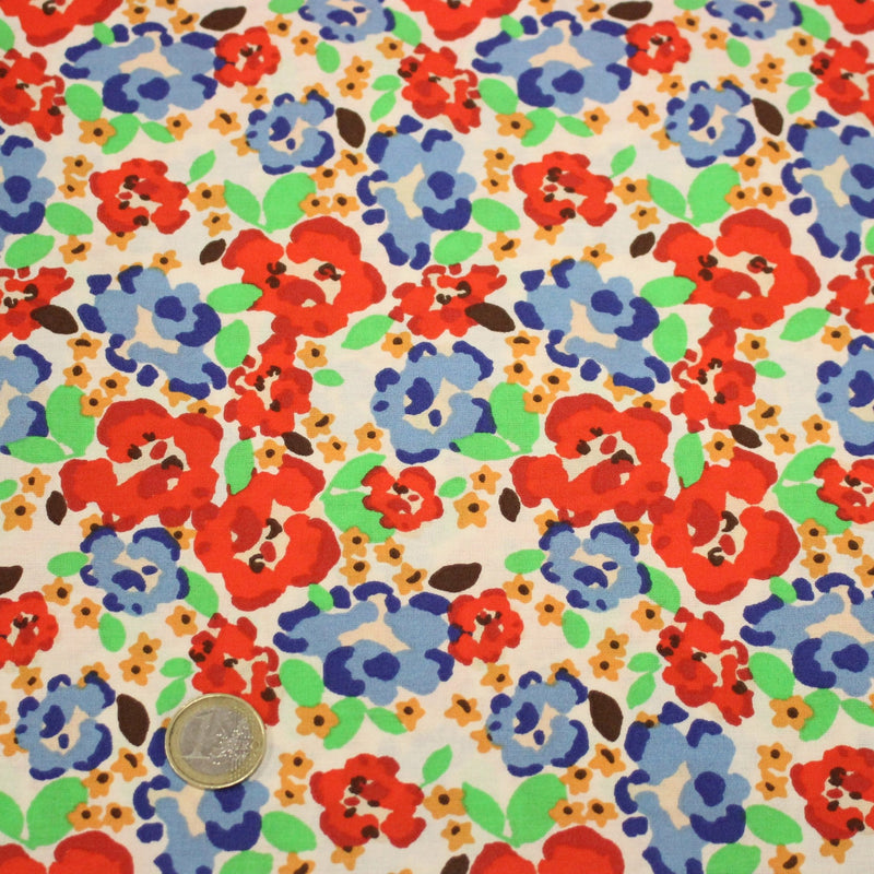 Tissu cotonnade aux fleurs graphiques rouges, bleues, vertes, fond écru - OEKO - TEX STANDARD 100 - tissuspipi.com