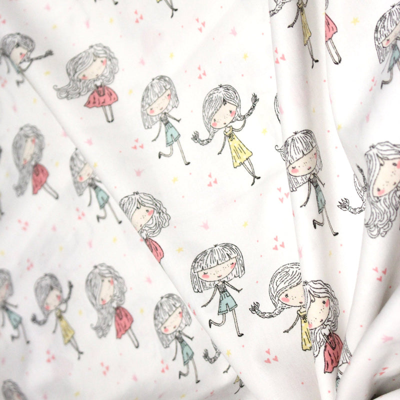 Tissu popeline coton blanc aux petits filles & petits coeurs roses - tissuspipi.com
