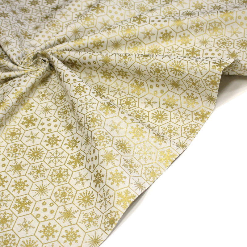 Tissu coton NOËL écru aux hexagones & étoiles des neiges dorés - OEKO - TEX - tissuspipi.com