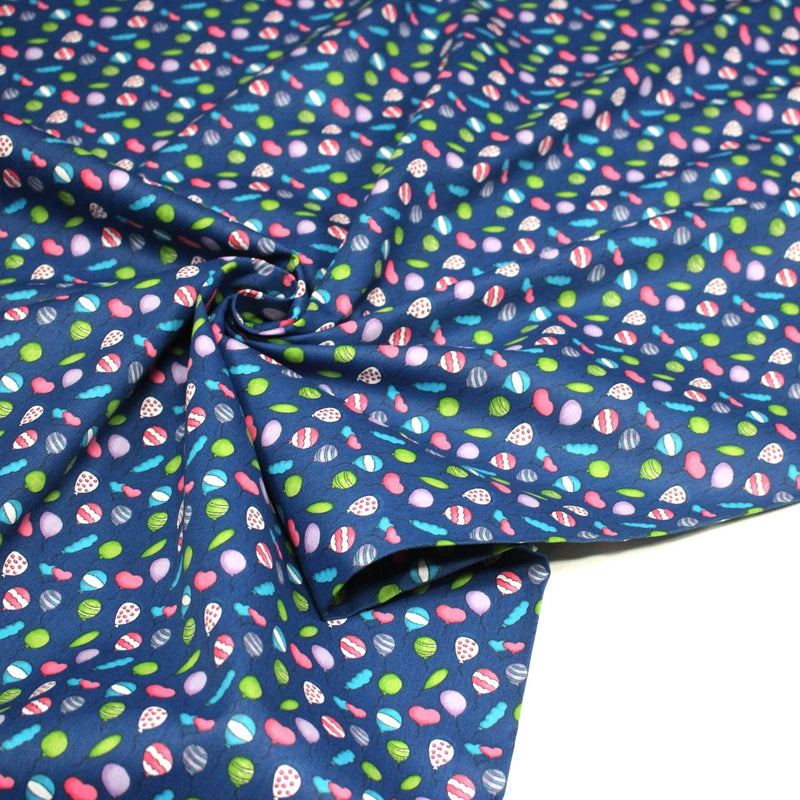 Tissu popeline coton bleu roi aux ballons de baudruches multicolores - tissuspipi.com