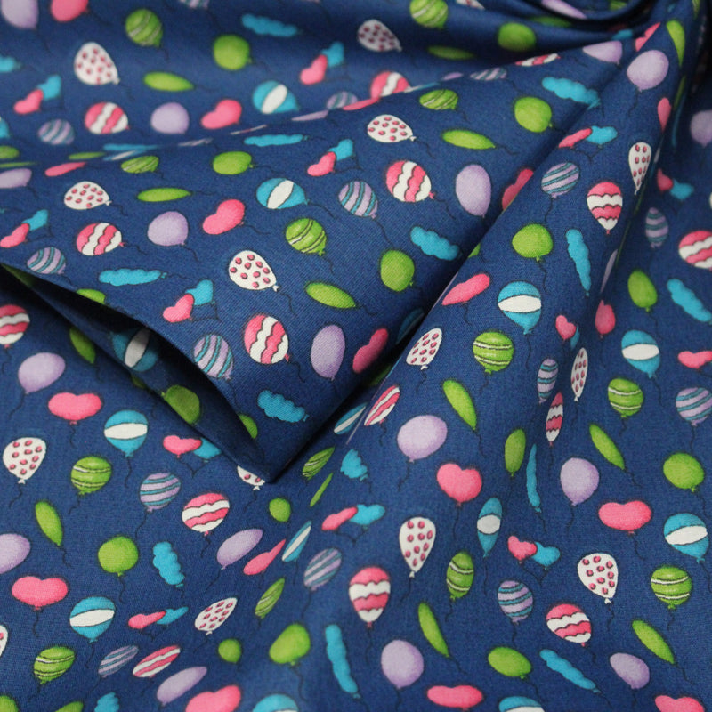 Tissu popeline coton bleu roi aux ballons de baudruches multicolores - tissuspipi.com