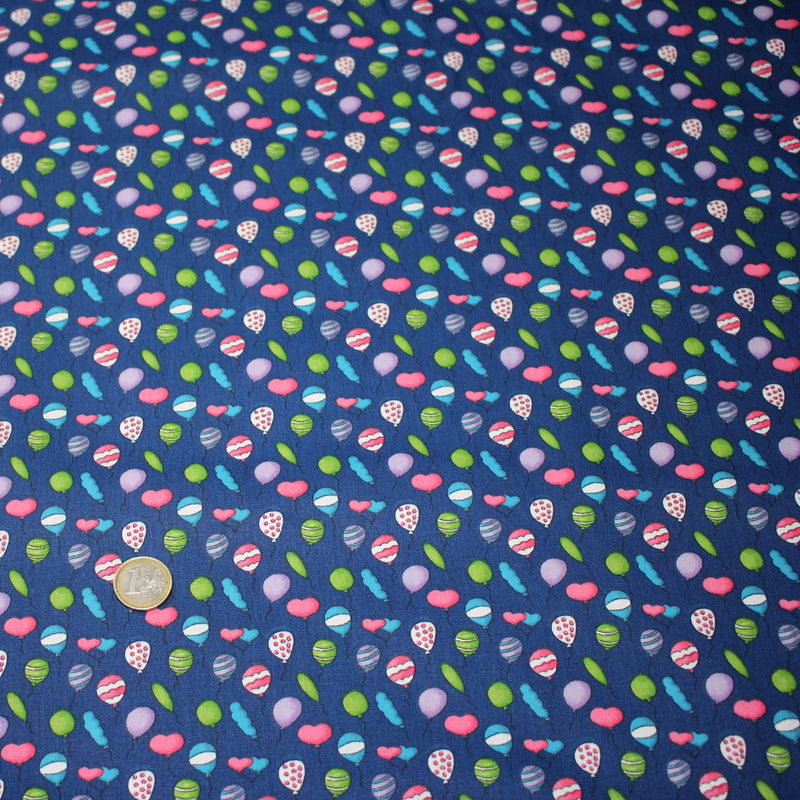 Tissu popeline coton bleu roi aux ballons de baudruches multicolores - tissuspipi.com