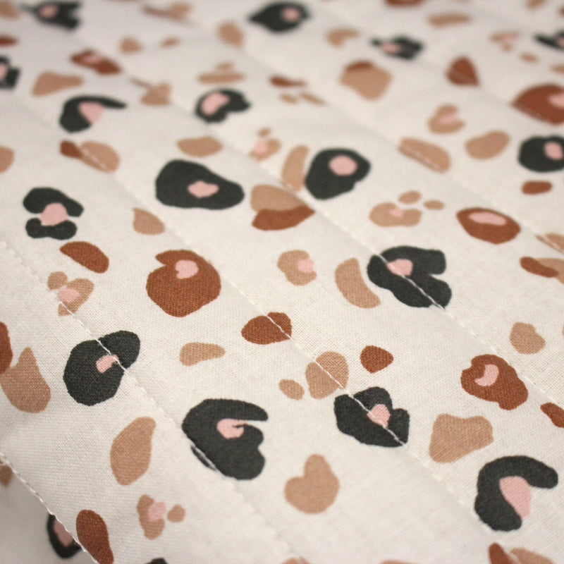 Tissu matelassé LEOPARD, écru et taches léopard noires, roses, ocres - OEKO - TEX - tissuspipi.com