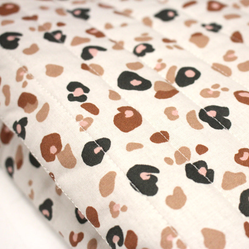 Tissu matelassé LEOPARD, écru et taches léopard noires, roses, ocres - OEKO - TEX - tissuspipi.com