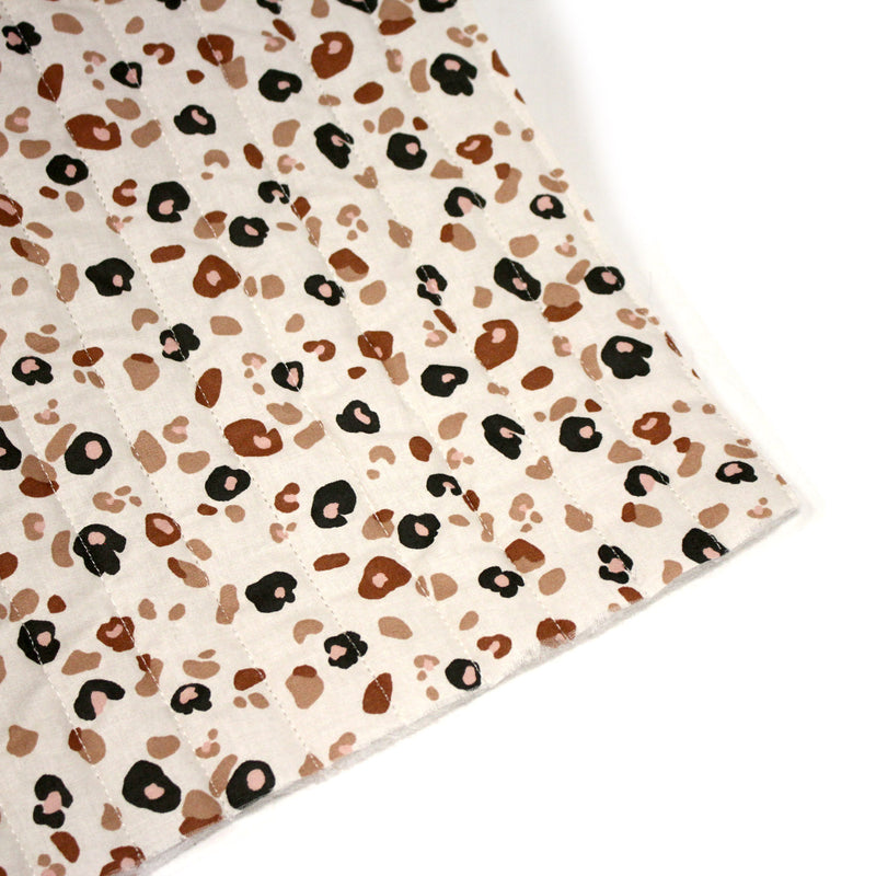 Tissu matelassé LEOPARD, écru et taches léopard noires, roses, ocres - OEKO - TEX - tissuspipi.com