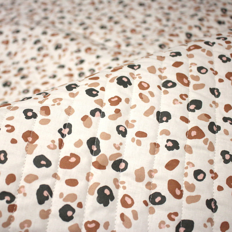Tissu matelassé LEOPARD, écru et taches léopard noires, roses, ocres - OEKO - TEX - tissuspipi.com