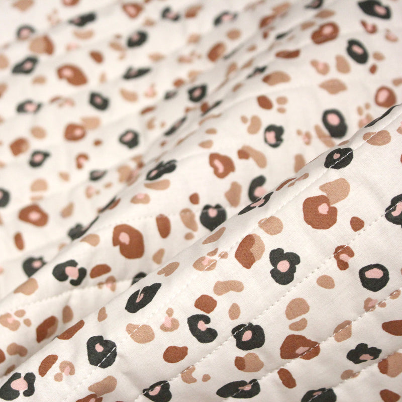 Tissu matelassé LEOPARD, écru et taches léopard noires, roses, ocres - OEKO - TEX - tissuspipi.com