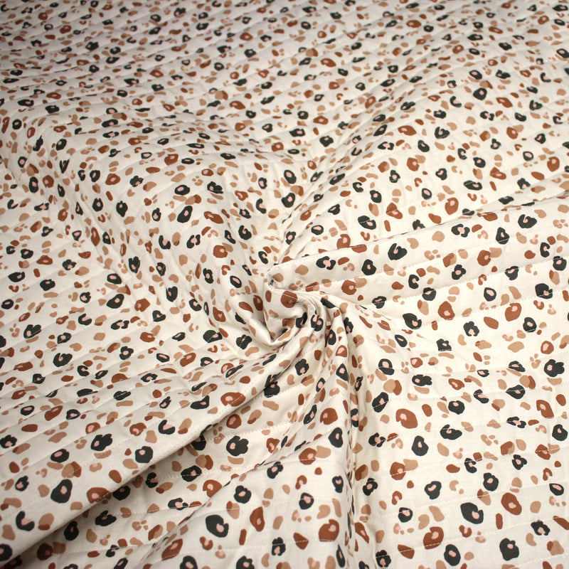Tissu matelassé LEOPARD, écru et taches léopard noires, roses, ocres - OEKO - TEX - tissuspipi.com