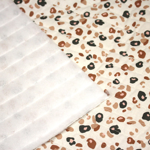 Tissu matelassé LEOPARD, écru et taches léopard noires, roses, ocres - OEKO - TEX - tissuspipi.com