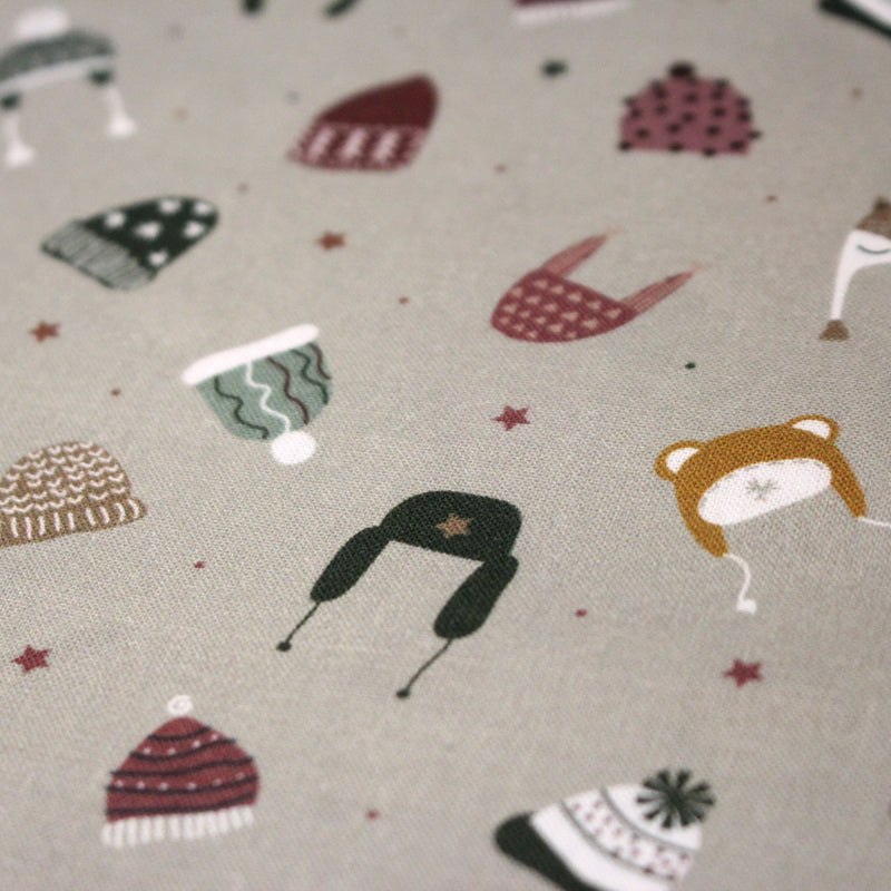 Tissu coton NOËL gris aux chapeaux, bonnets et chapkas - OEKO - TEX - tissuspipi.com